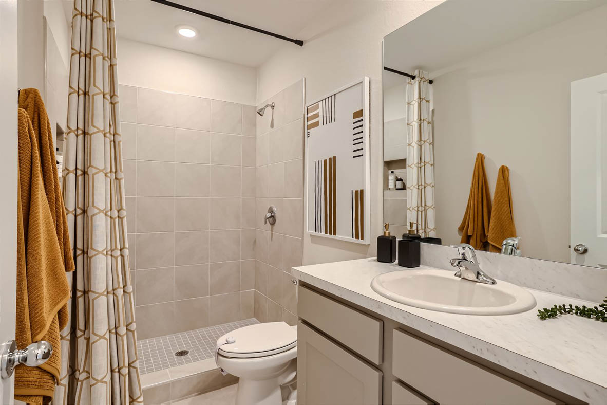 405_NE_1st_Drive_-_Web_Quality_-_020_-_28_2nd_Floor_Primary_Bathroom