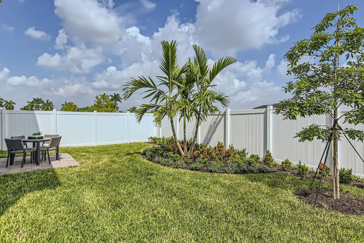 robie_0002_1567_SE_7th_Ct_-_Web_Quality_-_036_-_62_Backyard