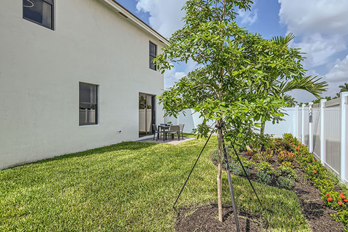 robie_0003_1567_SE_7th_Ct_-_Web_Quality_-_035_-_61_Backyard