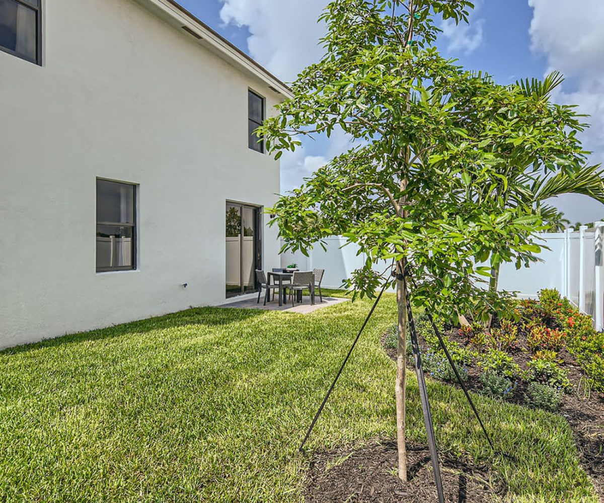 robie_0003_1567_SE_7th_Ct_-_Web_Quality_-_035_-_61_Backyard