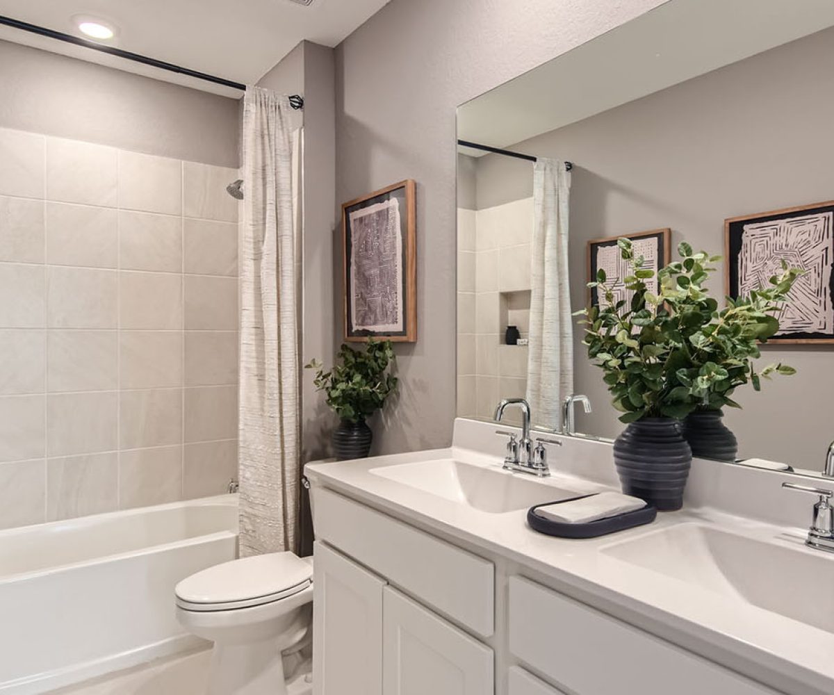robie_0009_1567_SE_7th_Ct_-_Web_Quality_-_029_-_51_2nd_Floor_Bathroom