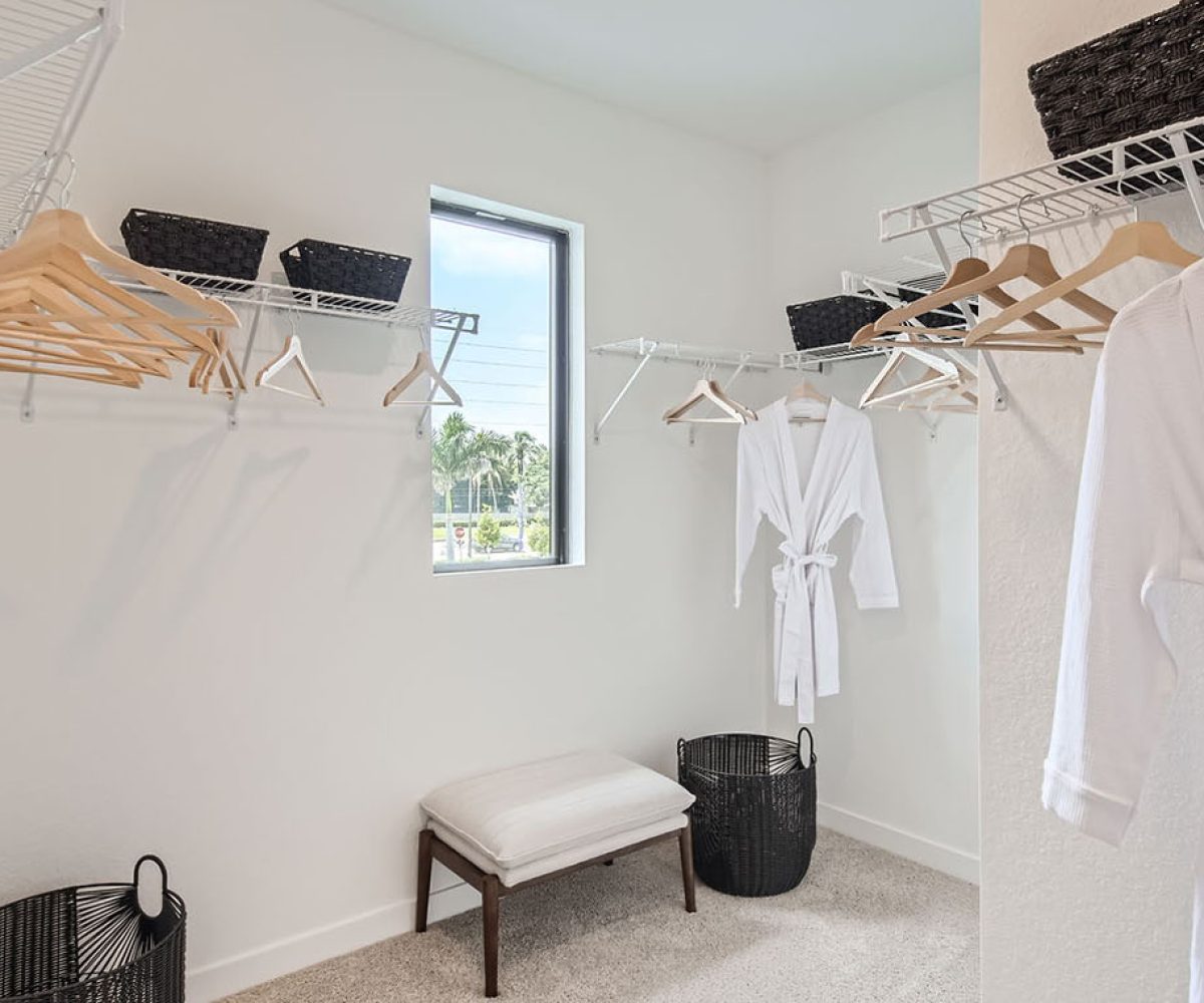 robie_0014_1567_SE_7th_Ct_-_Web_Quality_-_024_-_39_2nd_Floor_Primary_Bedroom_Closet