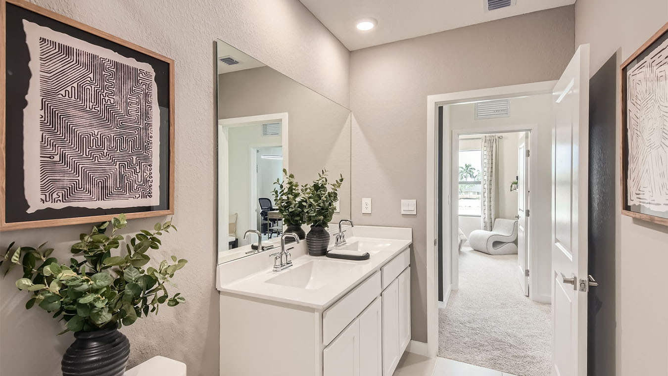 robie_0008_1567_SE_7th_Ct_-_Web_Quality_-_030_-_52_2nd_Floor_Bathroom