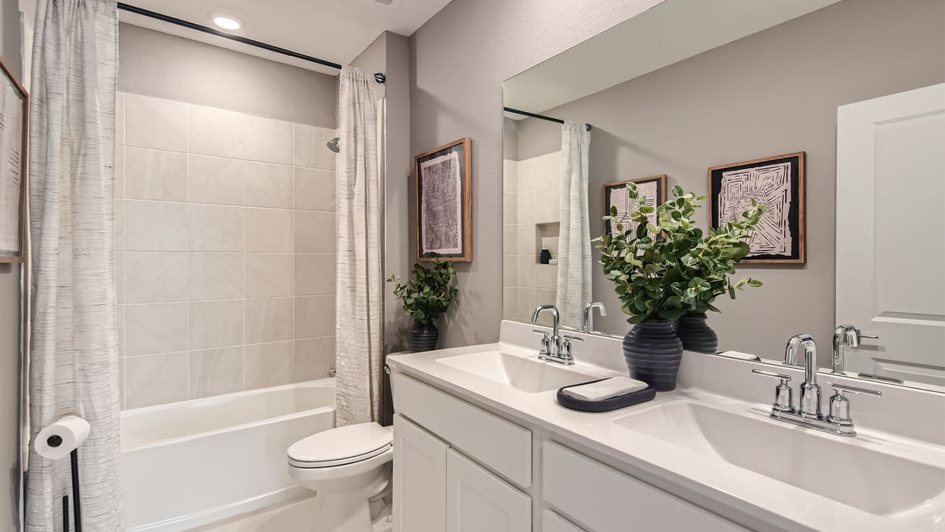 robie_0009_1567_SE_7th_Ct_-_Web_Quality_-_029_-_51_2nd_Floor_Bathroom