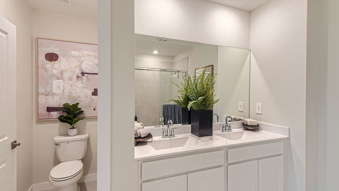robie_0016_1567_SE_7th_Ct_-_Web_Quality_-_022_-_37_2nd_Floor_Primary_Bathroom