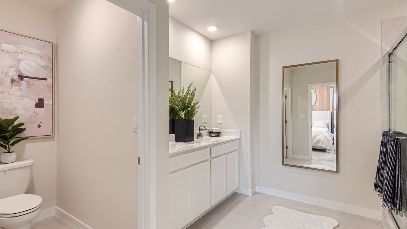 robie_0017_1567_SE_7th_Ct_-_Web_Quality_-_021_-_36_2nd_Floor_Primary_Bathroom