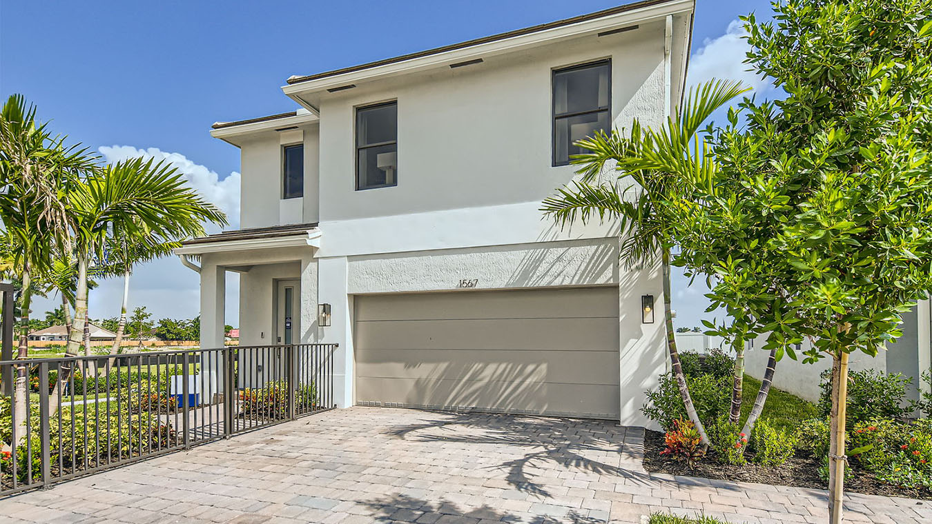 robie_0035_1567_SE_7th_Ct_-_Web_Quality_-_003_-_04_Exterior_Front-2